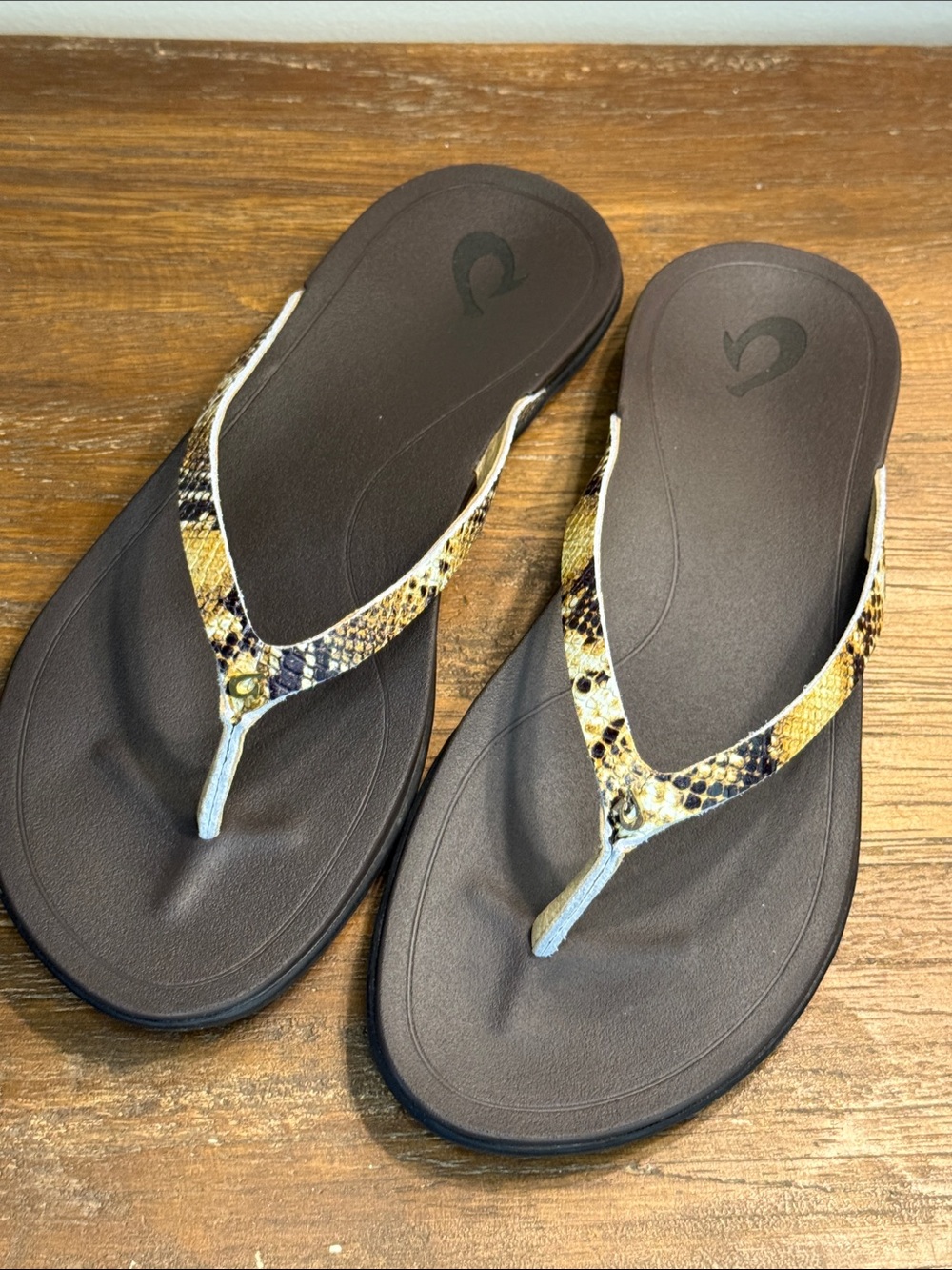 OluKai Ho’Opio Leather Flip Flops